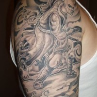 Guerrero calvo tatuaje en el brazo