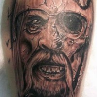 Cabeza del viking anciano muy fatigado tatuaje en tinta oscura