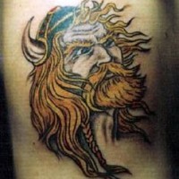 Tatuaje en color el viking rabioso con el pelo rubio y la trenza