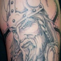 Cabeza del viking con la barba tatuaje en tinta clara