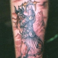 Tatuaje en color viking levantando la espada