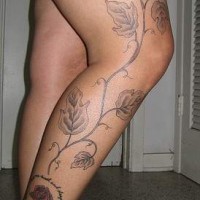 Tatuaje de la vid con la rosa en la pierna