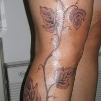 Rebe Tattoo von großen Blättern auf ganze Bein