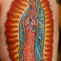 el tatuaje de la virgen de guadalupe hecho en colores