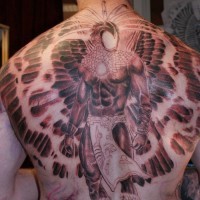Tatuaje grande de un hombre águila guerrero.