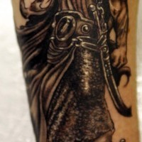 Gran tatuaje en tinta negra guerrero oscuro