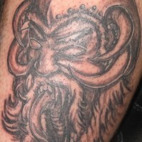 Tatuaje viking furioso con cuatro cuernos en el casco