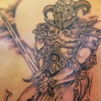 Gran tatuaje del guerrero con espada e inscripción en la espalda