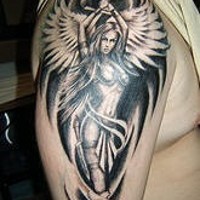 Tatuaje en el brazo la mujer guerrera con las alas del ángel
