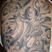 Gran tatuaje el guerrero calvo en el hombro