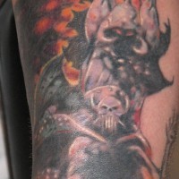 Tatuaje guerrero rabioso con la hacha levantada en colores oscuros