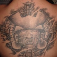 Tatuaje en tinta negra cabeza del guerrero en la espalda