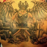 Gran tatuaje guerrero con las alas enormes y con la espada en las manos en negro y blanco