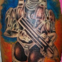Fuerte guerrero con arma en las manos tatuaje en color