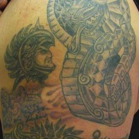Enorme tatuaje del guerrero y la serpiente en el brazo