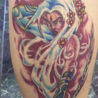Tatuaje mujer guerrera con el pelo largo y blanco en colores suaves