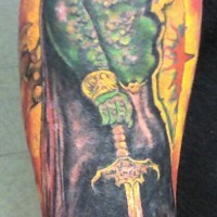 Tatuaje en color guerreo con la piel verde en el brazo