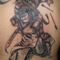 Gran guerrero en el acto de lucha tatuaje en tinta negra