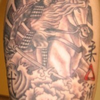 Tatuaje guerreo en su caballo blanco y con la espada en las manos