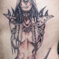 La guerrera desnuda en el cásco con los cuernos tatuaje en negro