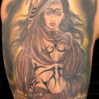 Weiblicher Krieger mit Tribal Zeichen am Körper Tattoo