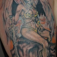 Tatuaje de la mujer con alas y una espada antigua en la roca