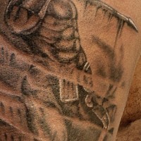 Starker Krieger in großem Helm mit Speer Tattoo