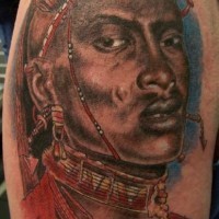 Tatuaje el retrato del guerrero africano en tinta roja