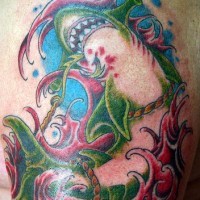 Tatuaje el tiburón verde en las olas multicolores