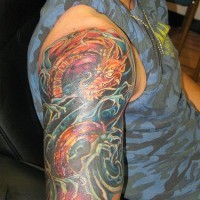 Tatuaje del dragón en las olas en tinta multicolor
