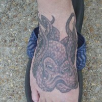 Tatuaje con pulpo en el pie en tinta negra