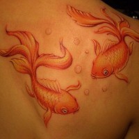 Lindo tatuaje con dos peces dorados y unas burbujas