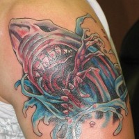 Blutrünstiger Hai Tattoo an der Schulter