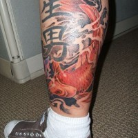 Tattoo mit Goldfischen und Schriftzeichen am Bein