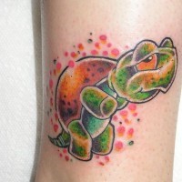 Tatuaje pequeña tortuga muy agradable en tinta verde