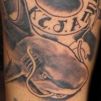 Tatuaje el tiburón severo con salvavidas