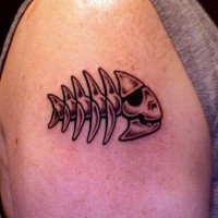 Tatuaje equeleto del pez pirata en el hombro