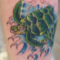 Earneste grüne Schildkröte in den Wellen Tattoo