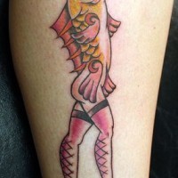 Interesante tatuaje el pez dorado con las piernas de la chica