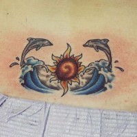 Tatuaje dos delfínes en las olas del mar con la puesta del sol