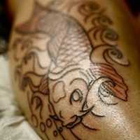 Tatuaje con los animales del mar el pez bonito entre las olas