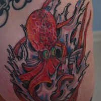 Tatuaje con el pulpo rojo entre las olas