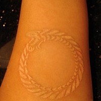 Weiße Tinte Tattoo mit Kreis an der Hand