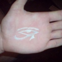 Tatuaje el ojo en tinta  blanca en la mano