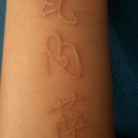 Weiße Tinte Kanji Tattoo mit Schriftzeichen