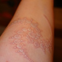 Tatuaje interesante las burbujas en el brazo en tinta blanca