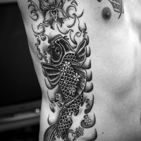 el tatuaje grande detallado con un pez koi en las olas y una orquidea hecho en estilo chino en el costado