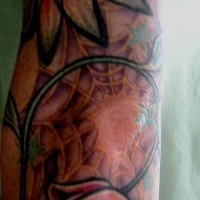Tattoo mit weißer Orchideen im Spinnfaden