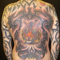 Tigerkopf auf großen Tribal Tattoo