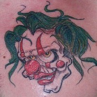 tatuaje colorido de payaso malvado